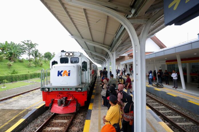 KA Aktivitas penumpang kereta api di Stasiun Banyuwangi, Jumat (3/1/2025). (Foto/ist)