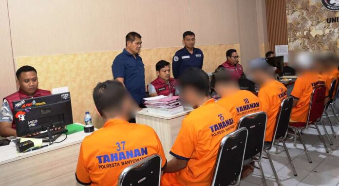 Tujuh tersangka penyalahgunaan narkoba diamankan ke Polresta Banyuwangi. (Foto/ist)