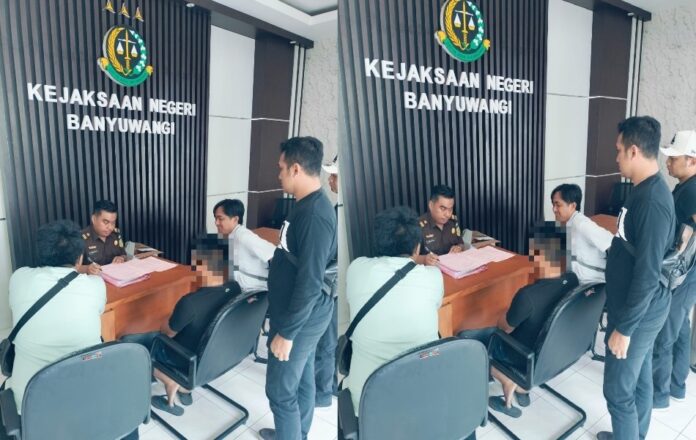 WhatsApp Image 2025-01-09 at 02.39.55 Penyidik Satreskrim Polresta Banyuwangi melimpahkan tersangka kasus penodongan senpi ke Kejaksaan Negeri Banyuwangi, Selasa (7/1/2025). (Foto/ist)