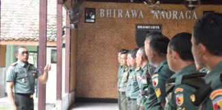 Kodim 0825/Banyuwangi Letkol. Arh. Joko Sukoyo memberikan arahan kepada anggotanya terkait bahaya judol, Senin (20/1/2025). (Foto/Kodim Banyuwangi)