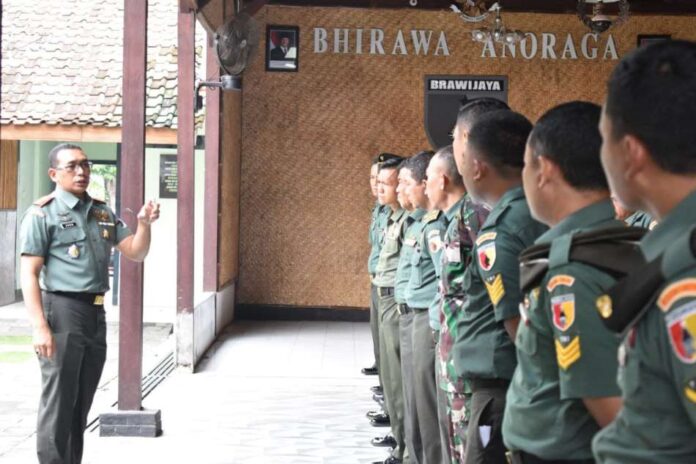 Kodim 0825/Banyuwangi Letkol. Arh. Joko Sukoyo memberikan arahan kepada anggotanya terkait bahaya judol, Senin (20/1/2025). (Foto/Kodim Banyuwangi)