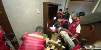 Personel Polresta Banyuwangi menggelar razia miras di tempat hiburan malam, Selasa (21/1/2025). (Foto/Humas Polresta Banyuwangi)