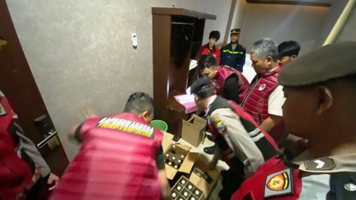 Personel Polresta Banyuwangi menggelar razia miras di tempat hiburan malam, Selasa (21/1/2025). (Foto/Humas Polresta Banyuwangi)