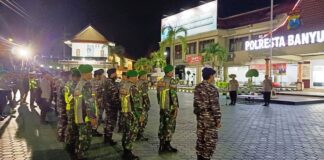 Personel gabungan TNI,Polri, Satpol PP dan Dinas Perhubungan menggelar apel sebelum patroli di Mapolresta Banyuwangi, Jumat (24/1/2025) malam. (Foto/Humas Polresta Banyuwangi)