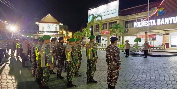 WhatsApp Image 2025-01-25 at 07.21.44 Personel gabungan TNI,Polri, Satpol PP dan Dinas Perhubungan menggelar apel sebelum patroli di Mapolresta Banyuwangi, Jumat (24/1/2025) malam. (Foto/Humas Polresta Banyuwangi)