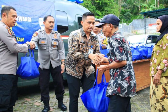 WhatsApp Image 2025-01-25 at 15.21.31 Kepala Lapas Banyuwangi Mochamad Mukaffi menyerahkan bantuan sembako kepada warga di Polsek Licin, Sabtu (25/1/2025). (Foto/Lapas Banyuwangi)