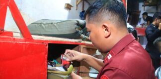 Petugas Lapas Banyuwangi memeriksa kamar hunian warga binaan di momen libur panjang, Sabtu (25/1/2025) malam. (Foto/Lapas Banyuwangi)