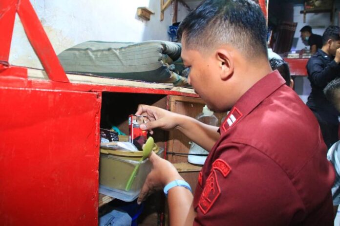 WhatsApp Image 2025-01-26 at 12.52.33 Petugas Lapas Banyuwangi memeriksa kamar hunian warga binaan di momen libur panjang, Sabtu (25/1/2025) malam. (Foto/Lapas Banyuwangi)