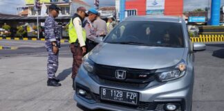 Personel Polresta Banyuwangi bersama TNI melakukan pemeriksaan kendaraan di pintu masuk Pelabuhan Ketapang, Selasa (28/1/2025). (Foto/Humas Polresta Banyuwangi)