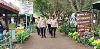 Kapolresta Banyuwangi Kombes Pol. Rama Samtama Putra meninjau pengamanan di obyek wisata Bangsring Under Water, Rabu (29/1/2025). (Foto/Humas Polresta Banyuwangi)