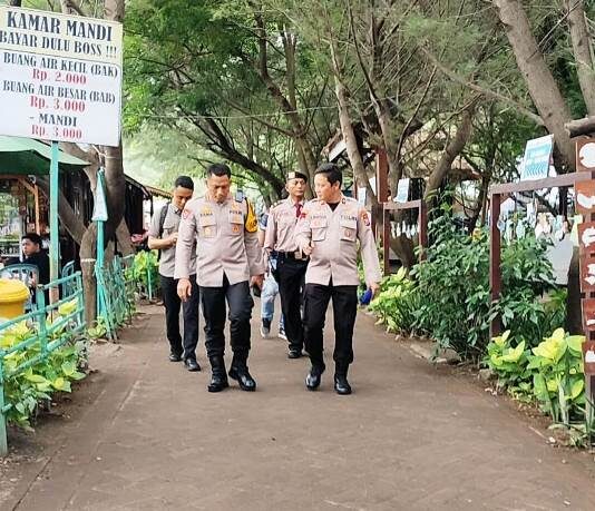 Kapolresta Banyuwangi Kombes Pol. Rama Samtama Putra meninjau pengamanan di obyek wisata Bangsring Under Water, Rabu (29/1/2025). (Foto/Humas Polresta Banyuwangi)