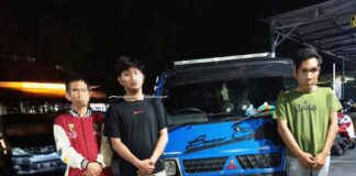 Tiga terduga pelaku kekerasan kepada wisatawan diamankan di Polresta Banyuwangi dan membuat video permohonan maaf. (Foto/Humas Polresta Banyuwangi)