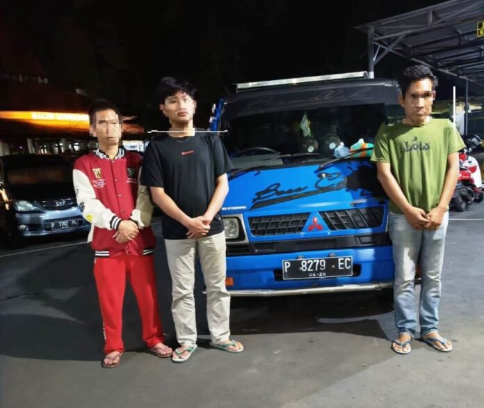 WhatsApp Image 2025-01-30 at 05.37.02 Tiga terduga pelaku kekerasan kepada wisatawan diamankan di Polresta Banyuwangi dan membuat video permohonan maaf. (Foto/Humas Polresta Banyuwangi)