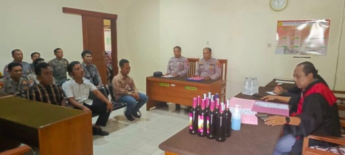 tipiring Sidang tipiring peredaran miras di Pengadilan Negeri Banyuwangi, Selasa (14/1/2025). (Foto/Humas Polresta Banyuwangi)