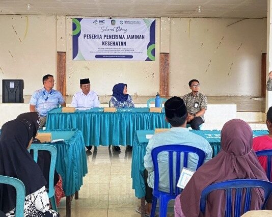 Warga di sekitar RSU Bhakti Husada, Krikilan, Desa Tegalharjo, Kecamatan Glenmore, Banyuwangi mendapatkan bantuan iuran JKN. (Foto/BPJS Kesehatan Cab. Banyuwangi)