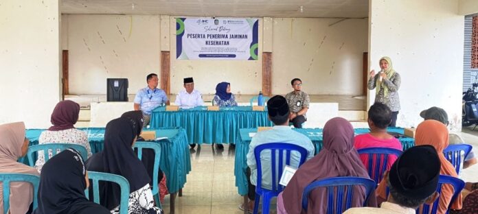 BPJS Kes Warga di sekitar RSU Bhakti Husada, Krikilan, Desa Tegalharjo, Kecamatan Glenmore, Banyuwangi mendapatkan bantuan iuran JKN. (Foto/BPJS Kesehatan Cab. Banyuwangi)