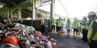 Menko Bidang Pangan Zulkifli Hasan berkunjung ke TPS Balak, Kecamatan Songgon, Banyuwangi, Selasa (4/2/2025). (Foto/Humas Pemkab Banyuwangi)
