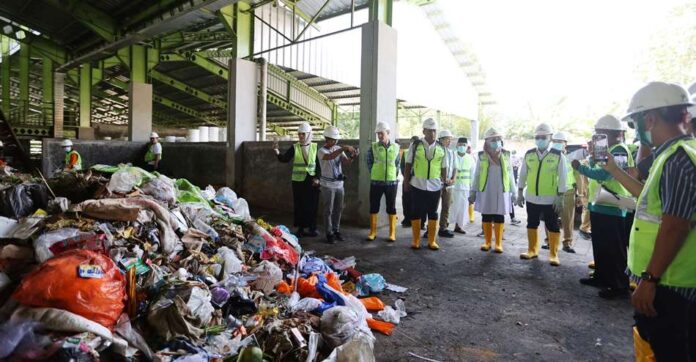 IMG-20250204-WA0044 Menko Bidang Pangan Zulkifli Hasan berkunjung ke TPS Balak, Kecamatan Songgon, Banyuwangi, Selasa (4/2/2025). (Foto/Humas Pemkab Banyuwangi)