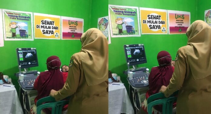 IMG-20250206-WA0140 Bumil di Banyuwangi mendapatkan layanan pemeriksaan USG gratis di kantor desa, Kamis (6/2/2025). (Foto/Humas Pemkab Banyuwangi)