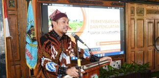 Kepala OJK Jember Mohammad Mufid memaparkan pertumbuhan ekonomi di Kabupaten Banyuwangi, Senin (9/2/2025). (Foto/ist)