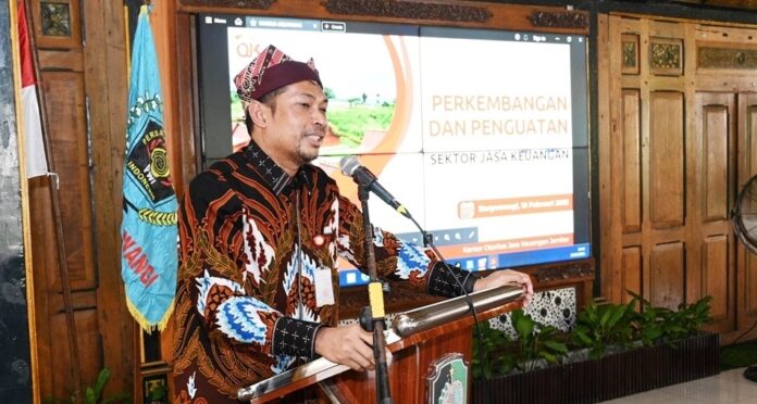 OJK Kepala OJK Jember Mohammad Mufid memaparkan pertumbuhan ekonomi di Kabupaten Banyuwangi, Senin (9/2/2025). (Foto/ist)