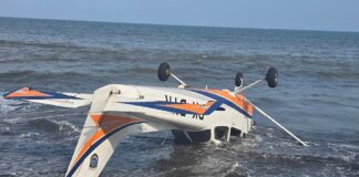 Pesawat latih terbalik di Perairan Gumuk Kantong, Desa Sumbersewu, Kecamatan Muncar, Banyuwangi, Selasa (4/2/2025). (Foto/ist)