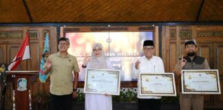 PWI Banyuwangi memberikan penghargaan kepada 17 tokoh dan lembaga di momen HPN, Senin (10/2/2025). (Foto/ist)