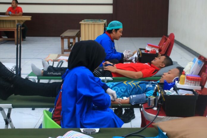 Jajaran Lapas Banyuwangi menggelar aksi donor darah, Jumat (14/2/2025). (Foto/Lapas Banyuwangi)