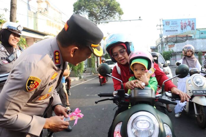 WhatsApp Image 2025-02-14 at 12.04.05 Kapolresta Banyuwangi Kombes Pol. Rama Samtama Putra membagikan cokelat kepada pengendara, Jumat (14/2/2025). (Foto/Humas Polresta)