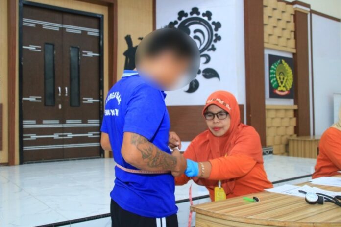 Warga binaan Lapas Banyuwangi menjalani tes VCT, Sabtu (15/2/2025). (Foto/Lapas Banyuwangi)
