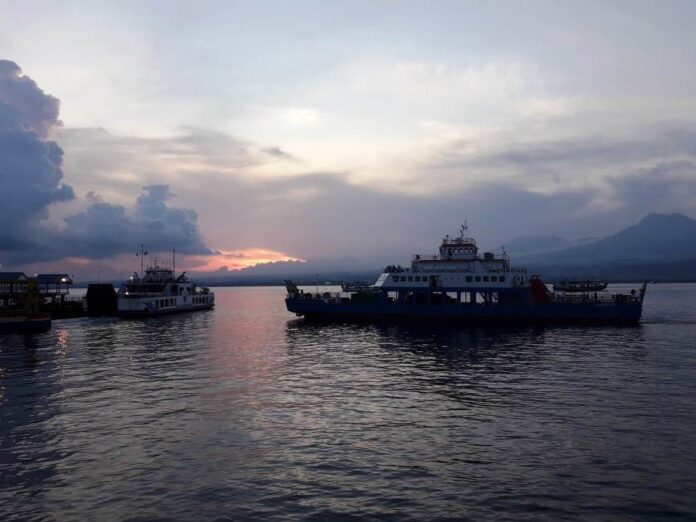 Aktivitas penyeberangan di lintasan Ketapang – Gilimanuk. (Foto/dok)
