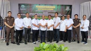 Penandatanganan MoU terkait SOP pengeloaan hutan antara KPH Banyuwangi Raya dengan Kejaksaan Negeri Banyuwangi, Senin (24/2/2025). (Foto/Komper KPH Banyuwangi Selatan)