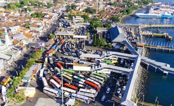 Kepadatan kendaraan di Pelabuhan Ketapang, Banyuwangi saat puncak liburan. (Foto/dok)