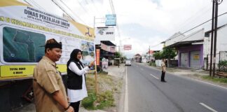 Bupati Banyuwangi Ipuk Fiestiandani mengecek pembangunan jalan, belum lama ini. (Foto/Humas Pemkab Banyuwangi)