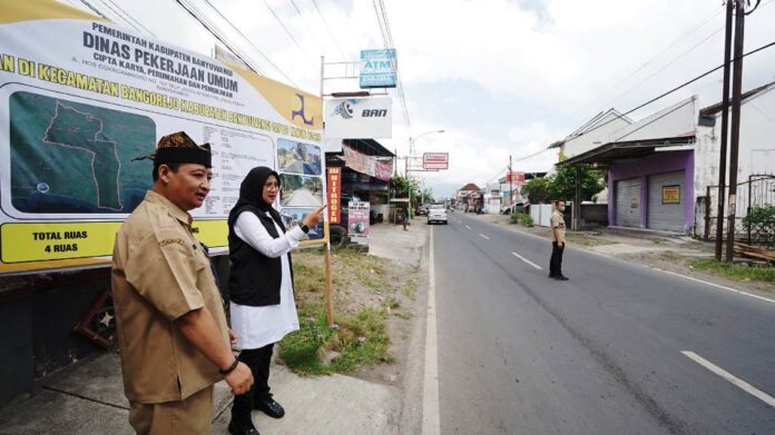 Bupati Banyuwangi Ipuk Fiestiandani mengecek pembangunan jalan, belum lama ini. (Foto/Humas Pemkab Banyuwangi)