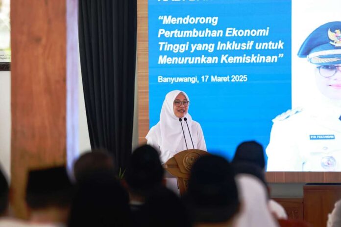 IMG-20250317-WA0052 Bupati Banyuwangi Ipuk Fiestiandani memaparkan program pembangunan Banyuwangi dalam Musrenbangkab, Senin (17/3/2025). (Foto/Humas Pemkab)