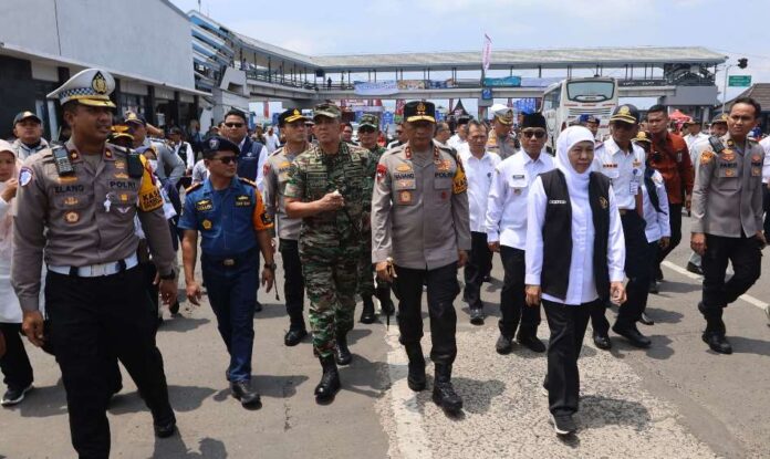 Gubernur Jawa Timur Khofifah Indar Parawansa bersama Kapolda Jatim dan Pangdam memantau puncak arus mudik di Pelabuhan Ketapang, Banyuwangi, Jumat (28/3/2025). (Foto/Humas Pemkab Banyuwangi)