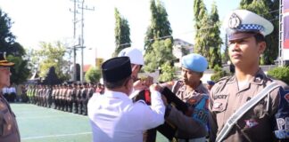 Wabup Banyuwangi menyematkan pita dimulainya Operasi Ketupat Semeru 2025, Kamis (20/3/2025). (Foto/Humas Polresta Banyuwangi)