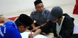 Warga binaan Lapas Banyuwangi belajar membuat kaligrafi. (Foto/Humas Lapas Banyuwangi)