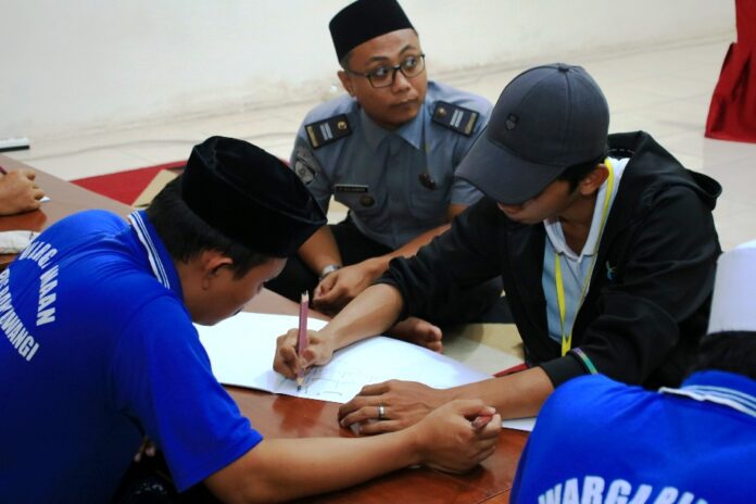 Warga binaan Lapas Banyuwangi belajar membuat kaligrafi. (Foto/Humas Lapas Banyuwangi)