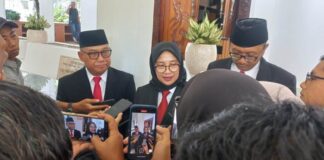 Bupati Ipuk Fiestiandani bersama Wabup Mujiono memberi keterangan ke wartawan usai pidato perdana di DPRD Banyuwangi, Rabu (5/3/2025). (Foto/udi)