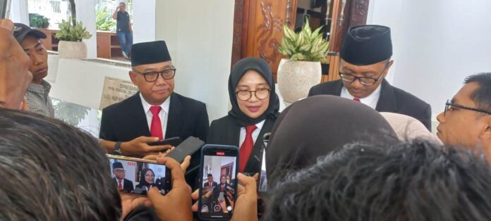 WhatsApp Image 2025-03-05 at 12.11.50 Bupati Ipuk Fiestiandani bersama Wabup Mujiono memberi keterangan ke wartawan usai pidato perdana di DPRD Banyuwangi, Rabu (5/3/2025). (Foto/udi)