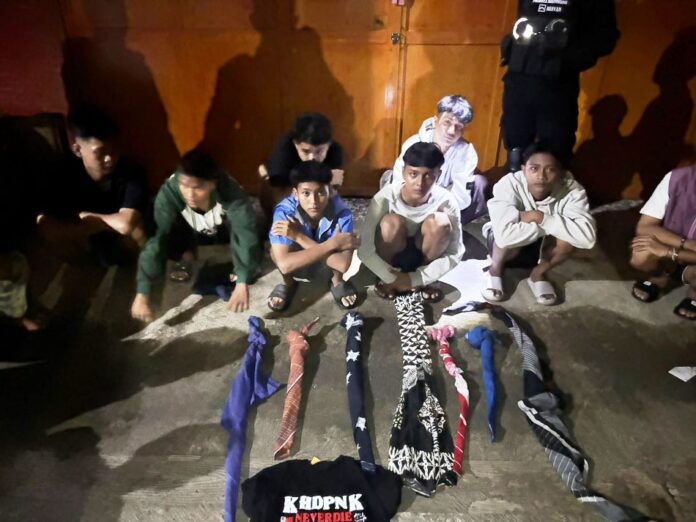 Sejumlah remaja diamankan ke Polresta Banyuwangi karena diduga akan melakukan perang sarung, Kamis (6/3/2025) dini hari. (Foto/Humas Polresta Banyuwangi)