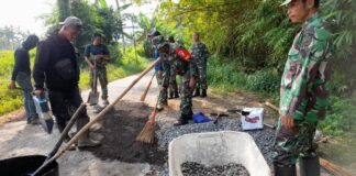 Personel TNI AD membangun jalan rusak di Desa Grogol dan Kelurahan Giri, Banyuwangi, Rabu (5/3/2025). (Foto/Pendim Banyuwangi)