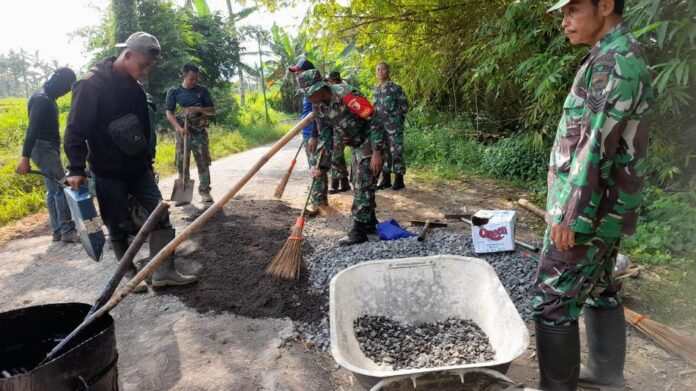 WhatsApp Image 2025-03-06 at 12.08.27 Personel TNI AD membangun jalan rusak di Desa Grogol dan Kelurahan Giri, Banyuwangi, Rabu (5/3/2025). (Foto/Pendim Banyuwangi)