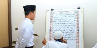Warga binaan Lapas Banyuwangi menulis Al – Quran besar di momen puasa Ramadan, Senin (17/3/2025). (Foto/Lapas Banyuwangi)