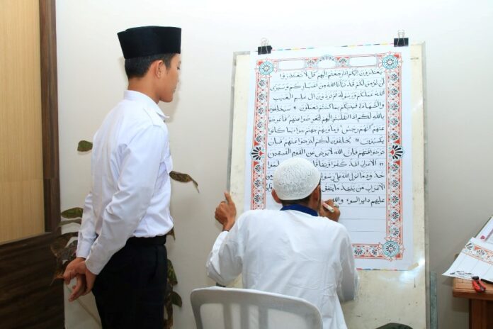 WhatsApp Image 2025-03-18 at 08.50.46 Warga binaan Lapas Banyuwangi menulis Al – Quran besar di momen puasa Ramadan, Senin (17/3/2025). (Foto/Lapas Banyuwangi)