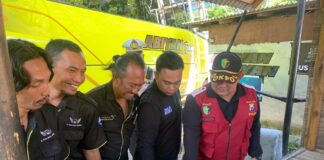 Sopir bus di Banyuwangi menjalani tes urine jelang arus mudik Lebaran.(Foto/Humas Polresta Banyuwangi)
