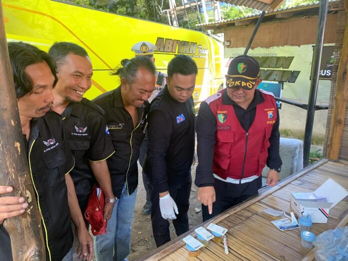WhatsApp Image 2025-03-21 at 11.08.22 Sopir bus di Banyuwangi menjalani tes urine jelang arus mudik Lebaran.(Foto/Humas Polresta Banyuwangi)