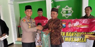 Penyerahan fasilitas ibadah dari Polresta Banyuwangi ke pengurus mushola, Jumat (21/3/2025). (Foto/Humas Polresta Banyuwangi)